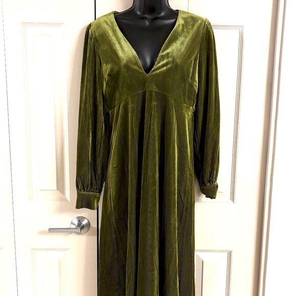 raffic People Yasmine Velvet Maxi Dress - Elegant Green - Picture 1 of 11